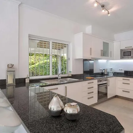 Villa Sleeps 6 With Pool Air Con And Wifi