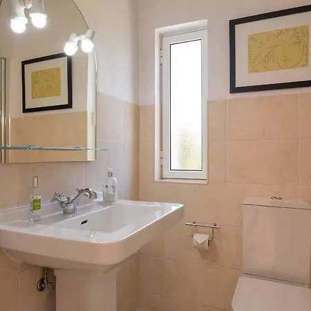 Sleeps 6 With Pool Air Con And Wifi