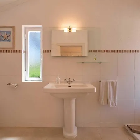 Sleeps 6 With Pool Air Con And Wifi *